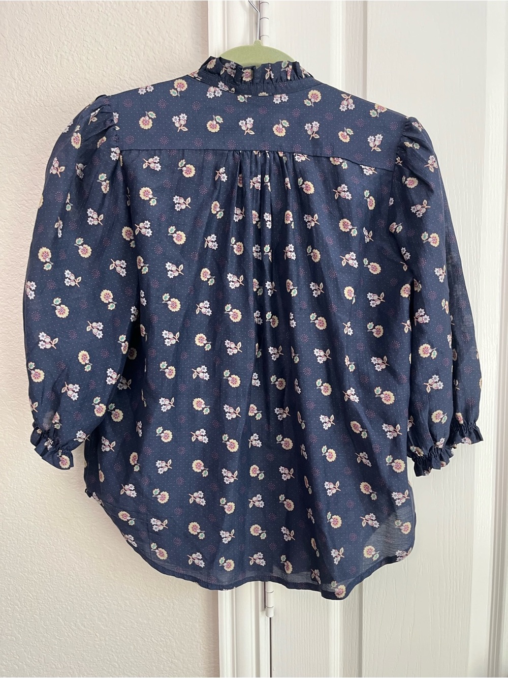 M.A.B.E Dulce Top Navy Blue Floral Button-Front Blouse size small - Picture 4 of 8